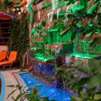 Мелководный бассейн со свето-водопадной стеной, Гостевой дом Deesa-hotel
