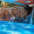 Аэромассажная скамья в бассейне , Гостевой дом Deesa-hotel