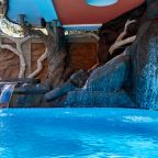 Аэромассажная скамья в бассейне , Гостевой дом Deesa-hotel