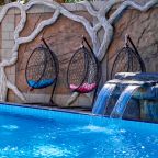 Аэромассажная скамья в бассейне , Гостевой дом Deesa-hotel