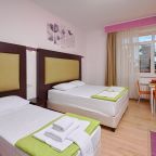 Трехместный (Семейный  с балконом  (3 СТ Б)), Гостиница Диса