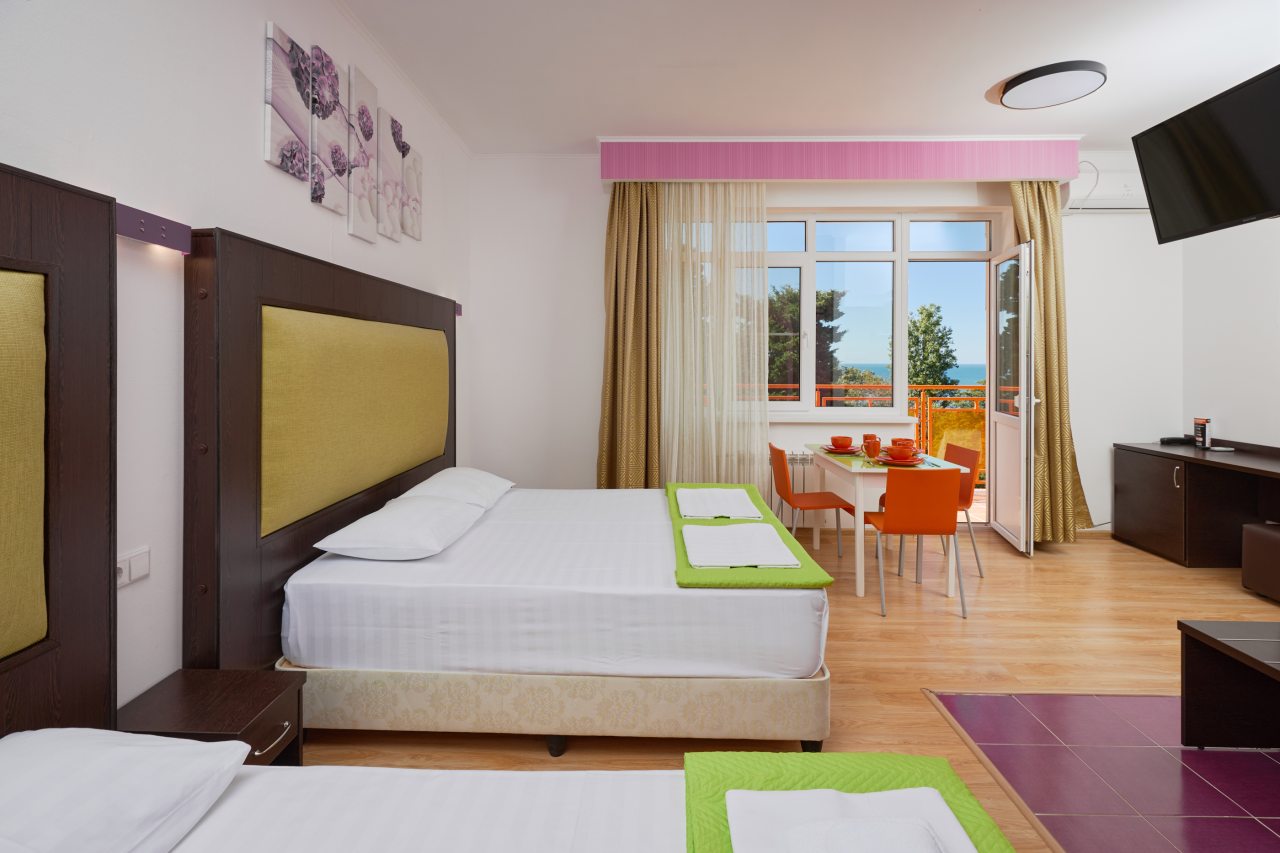 Трехместный (Семейный  с балконом  (3 СТ Б)), Гостиница Диса