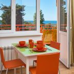 Трехместный (Семейный  с балконом  (3 СТ Б)), Гостиница Диса