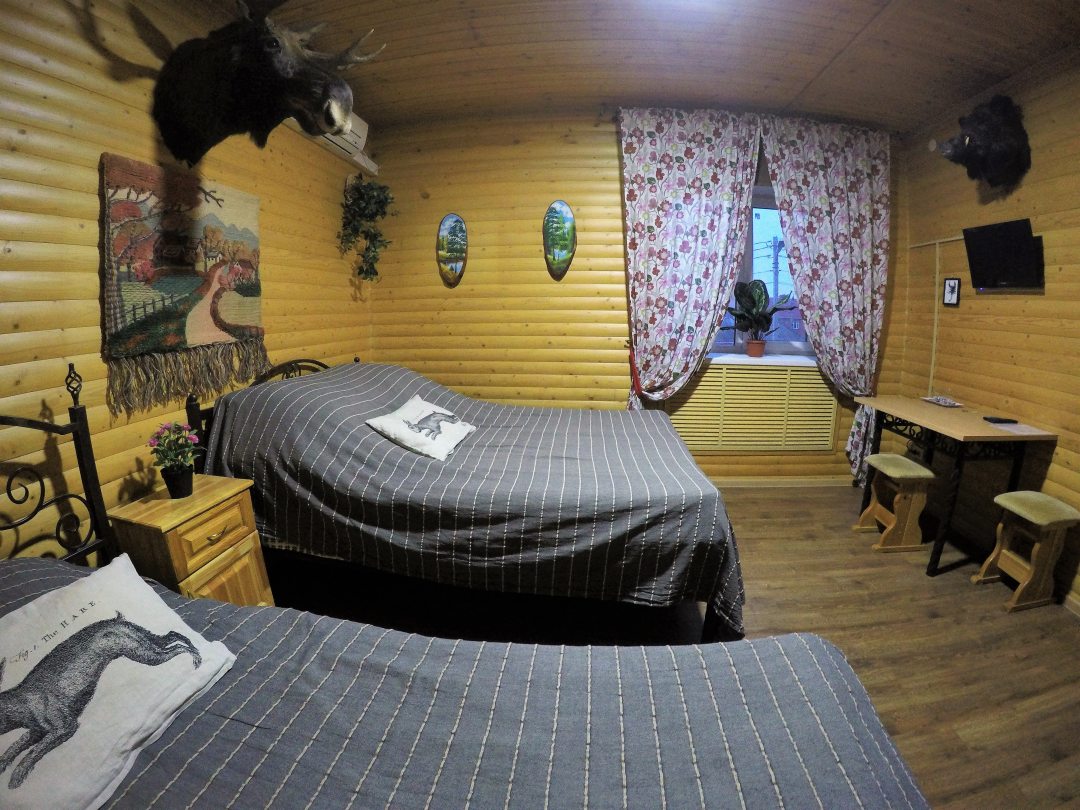 Двухместный (Двухместный номер с двуспальной кроватью и дополнительной кроватью) гостиницы Охотничий рай, Тула
