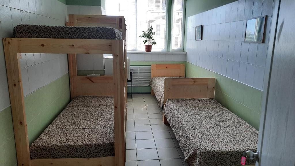 Номер (Односпальная кровать в общем мужском номере) хостела 36, Псков