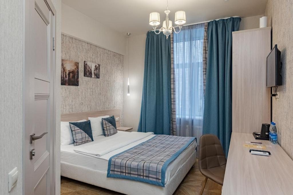Двухместный (Улучшенный номер с кроватью размера «king-size») мини-отеля Дюжина, Москва
