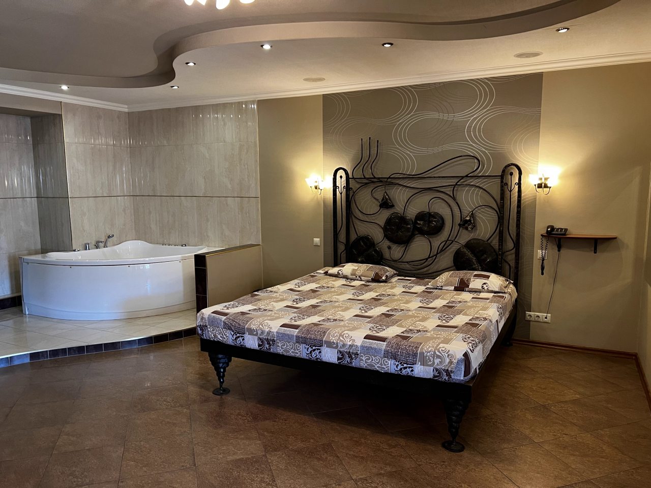 Люкс, Отель EGO