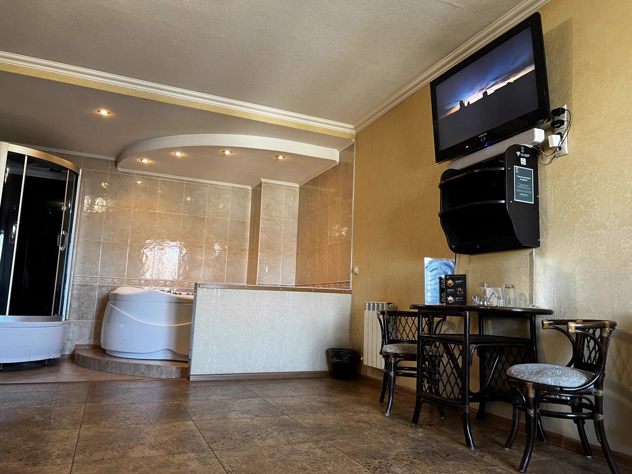 Люкс, Отель EGO