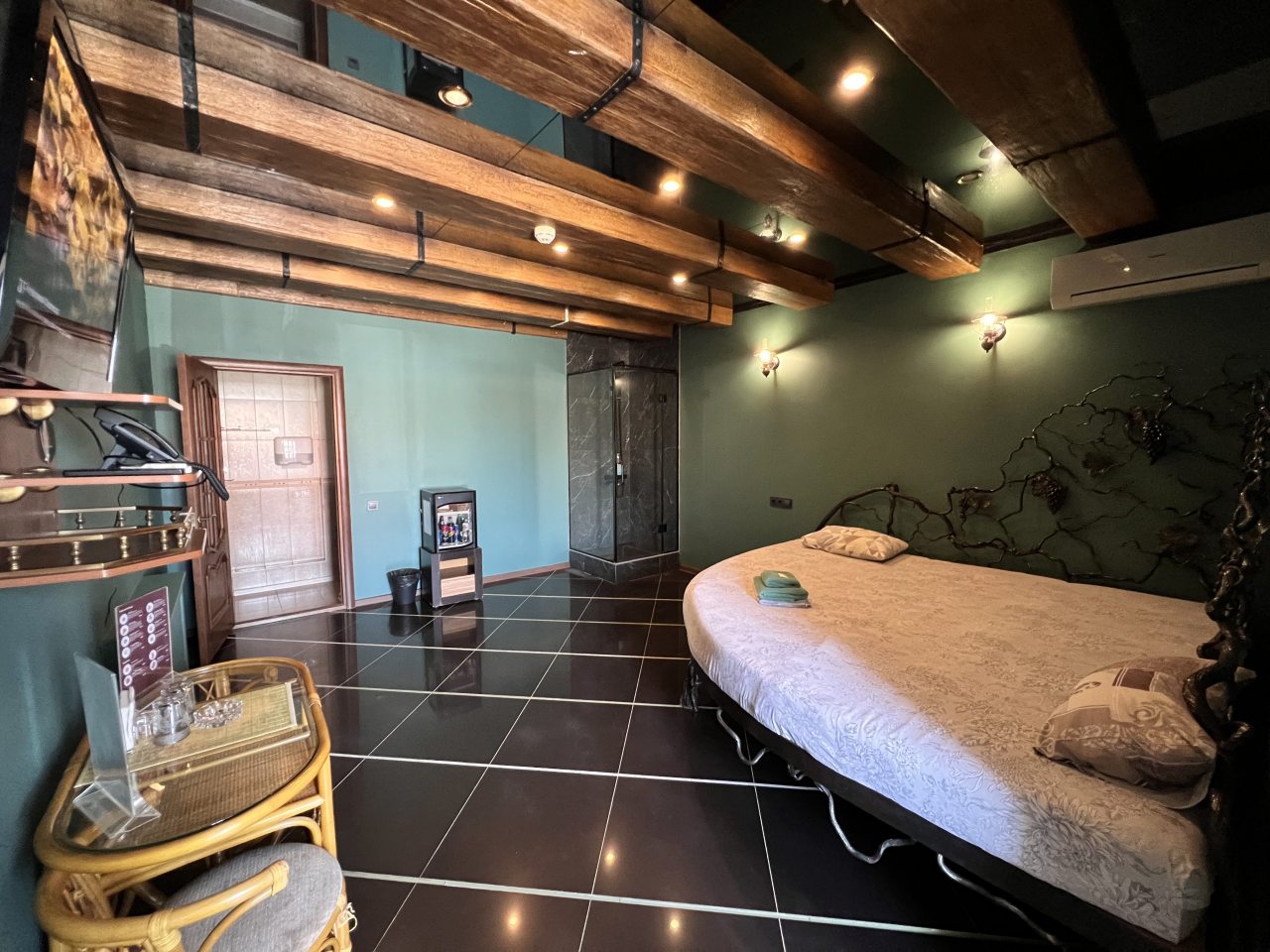 Люкс, Отель EGO