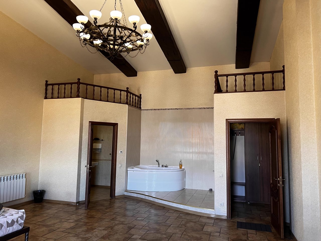 De Luxe (Просторный Люкс), Отель EGO