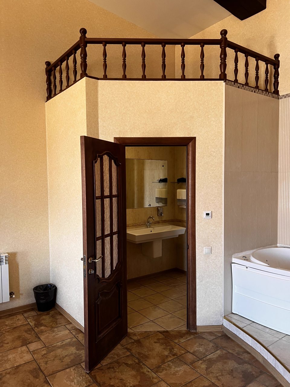 De Luxe (Просторный Люкс), Отель EGO