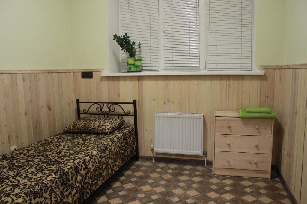 Двухместный (Бюджетный двухместный номер с 2 отдельными кроватями) хостела Гарни, Краснодар