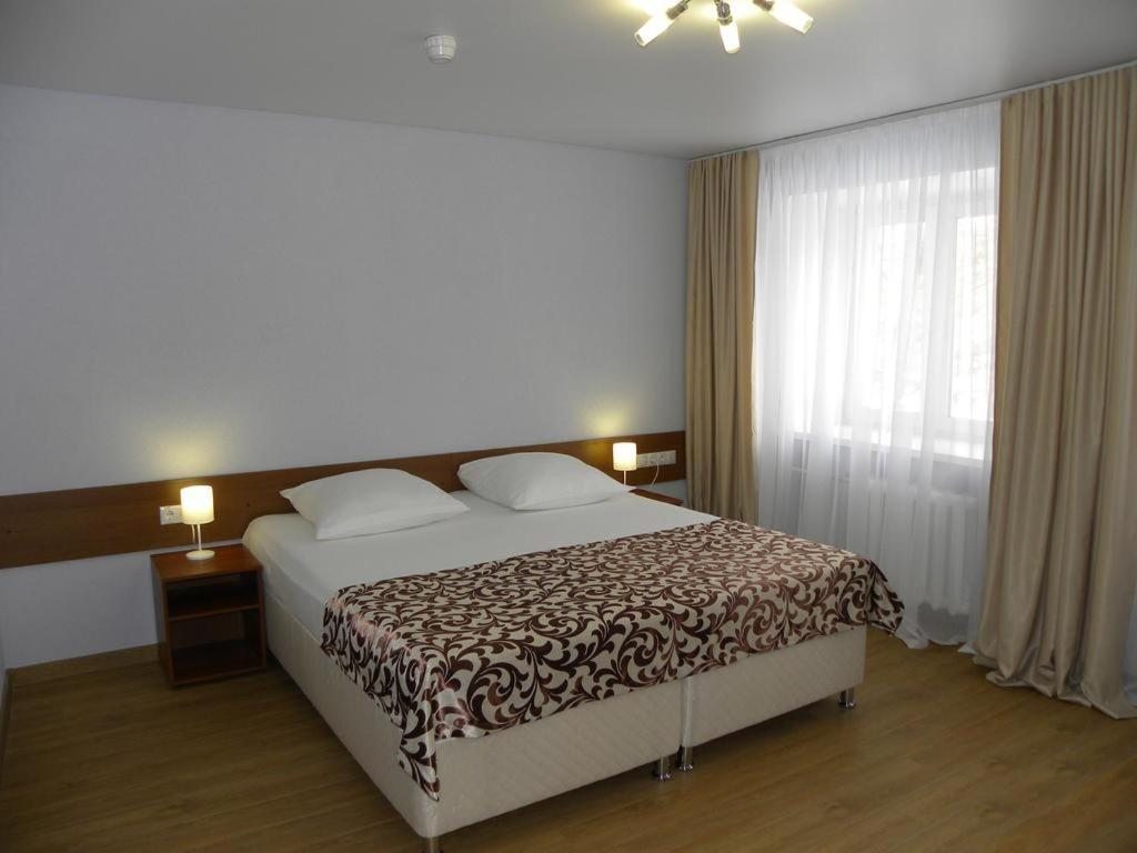 Двухместный (Улучшенный двухместный номер с 1 кроватью или 2 отдельными кроватями) отеля New Колос, Тюмень