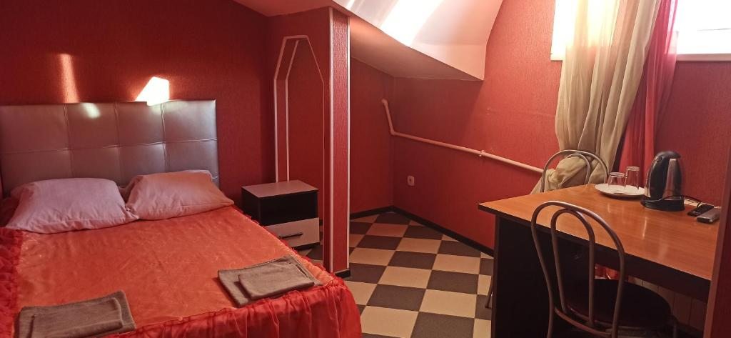 De Luxe (305, С 1 кроватью и душем) отеля Арсенал, Сенинские Дворики