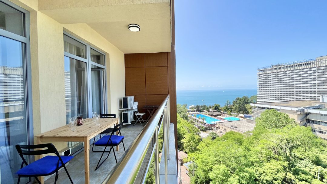 Полулюкс (Евро 2х-комнатная с видом на море, балкон: 0689) апарт-отеля In Marina Park, Сочи
