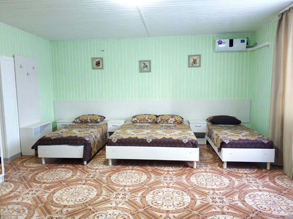 Четырехместный (Улучшенный четырехместный номер с мини кухней 201) гостевого дома Лирион, Лермонтово