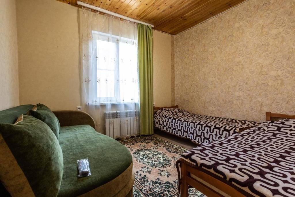 Двухместный (Двухместный номер с 2 отдельными кроватями и видом на горы) гостевого дома Благодарный Архыз