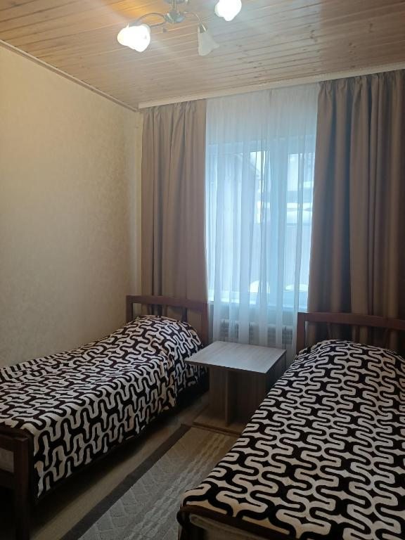 Двухместный (Двухместный номер с 2 отдельными кроватями и душем) гостевого дома Благодарный Архыз
