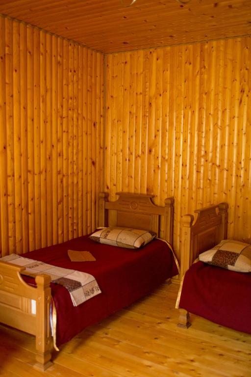 Двухместный (Бюджетный двухместный номер с 2 отдельными кроватями) отеля Домик в Лесу, Архыз