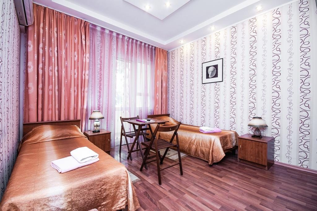 Двухместный (Стандартный двухместный номер с 1 кроватью или 2 отдельными кроватями и балконом) отеля Виктор, Сочи