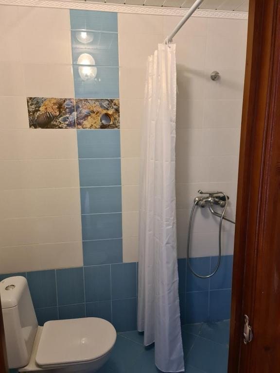 Трехместный (Трехместный номер с собственной ванной комнатой) отеля Привал, Белоярский, Свердловская область