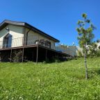 Фасад Арт-дома целиком на холме, Нижний Новгород