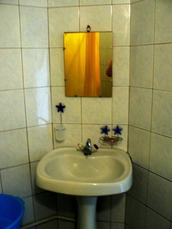 Четырехместный (Четырехместный номер эконом-класса с общей ванной комнатой) гостиницы Salut, Лазаревское