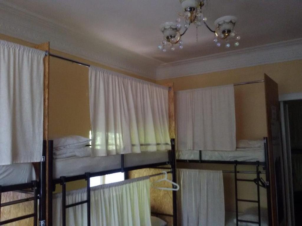 Номер (Спальное место на двухъярусной кровати в общем номере для мужчин) хостела Тёплый, Краснодар