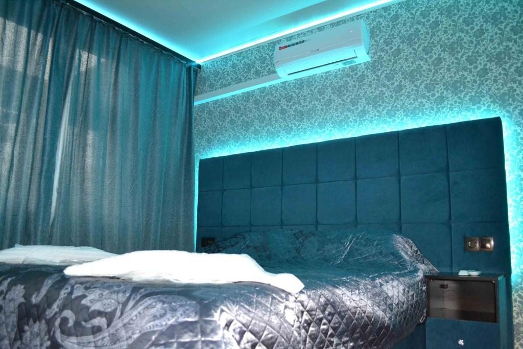 Двухместный (Стандартный двухместный номер с 1 кроватью) отеля Neon, Москва