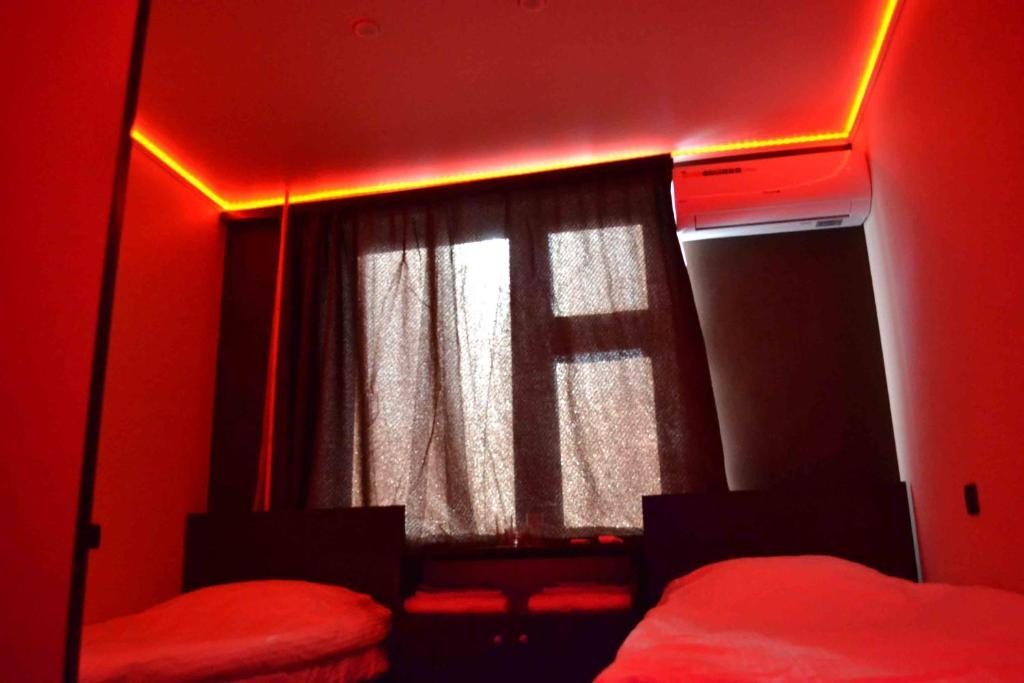 Двухместный (Бюджетный двухместный номер с 2 отдельными кроватями) отеля Neon, Москва