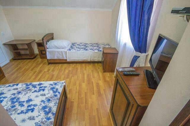 Двухместный (Двухместный номер с двуспальной кроватью и дополнительной кроватью) гостевого дома На Рубиновой, Сочи