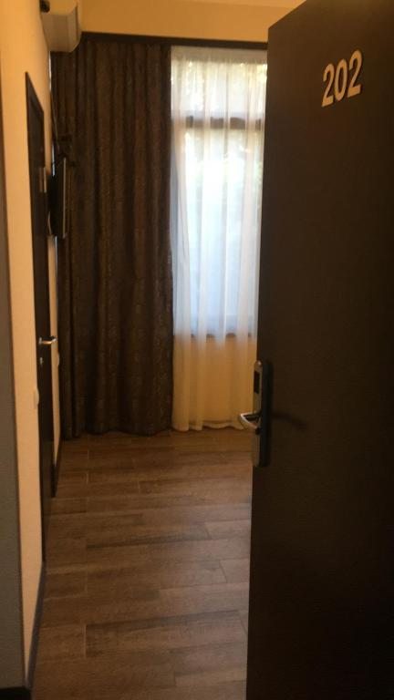 Одноместный (Стандартный одноместный номер с душем) отеля Шквал, Сочи