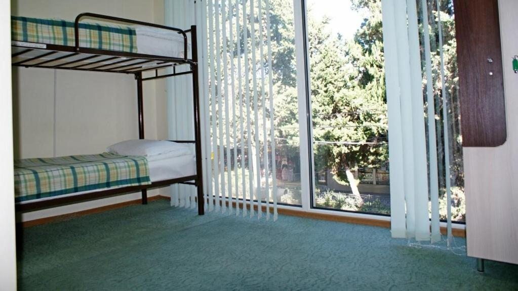 Номер (Спальное место на двухъярусной кровати в общем номере для мужчин) хостела Крыша, Сочи