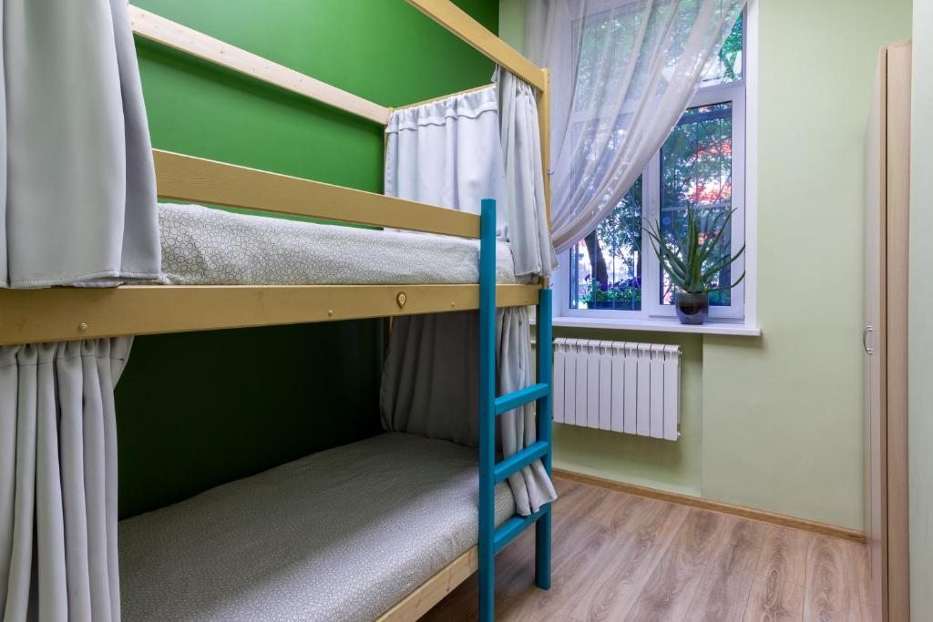 Двухместный (Койко-место на двухъярусной кровати в женской комнате, Lime) хостела Рус-Москвич, Москва