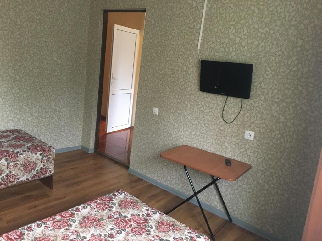 Двухместный (Бюджетный двухместный номер с 2 отдельными кроватями на 3 этаже) гостевого дома Ариша, Сочи