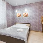 Удобная двуспальная кровать в зоне спальни