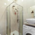 Ванная комната с душем и стиральной машинкой