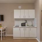 Оборудованная всем необходимым кухонная зона.