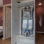 Гладильные принадлежности, сушилка для белья.