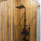 Ванная комната с душем.