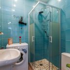 Ванная комната с душем и стиральной машинкой.