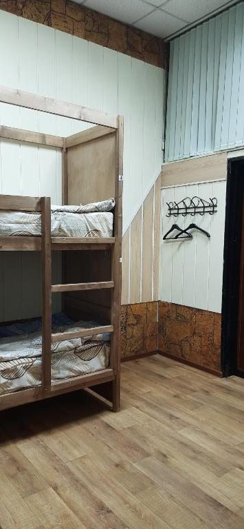 Номер (Кровать в общем номере для мужчин с 4 кроватями) хостела Modern, Новороссийск
