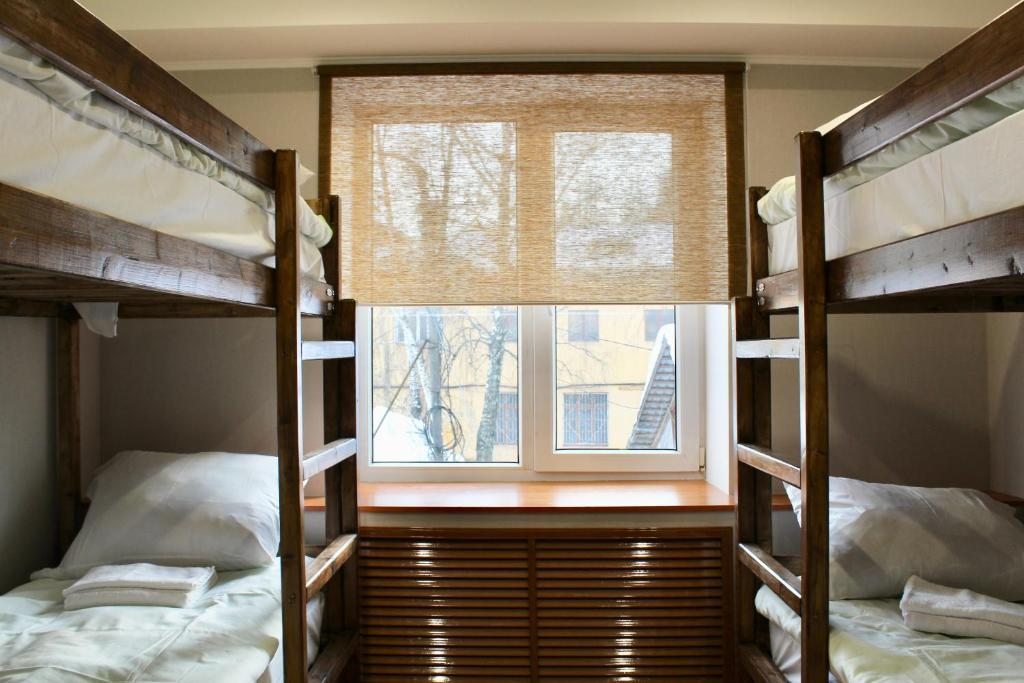 Номер (Кровать в общем 6-местном номере для мужчин и женщин) хостела Hostel Zhili-Byli, Видное