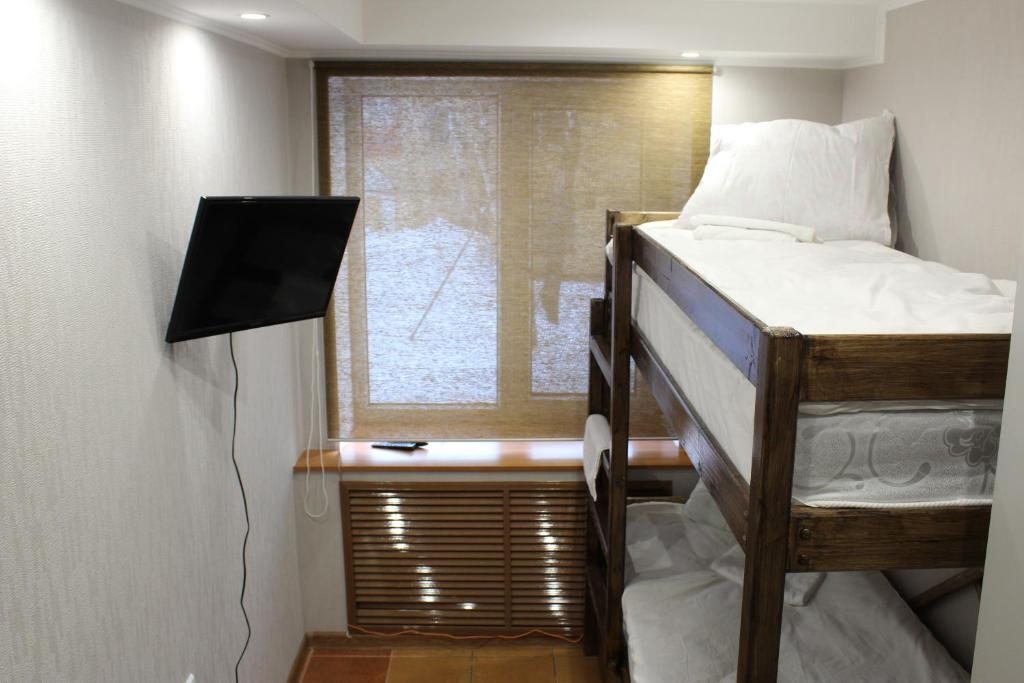 Номер (Кровать в общем 4-местном номере для мужчин и женщин) хостела Hostel Zhili-Byli, Видное