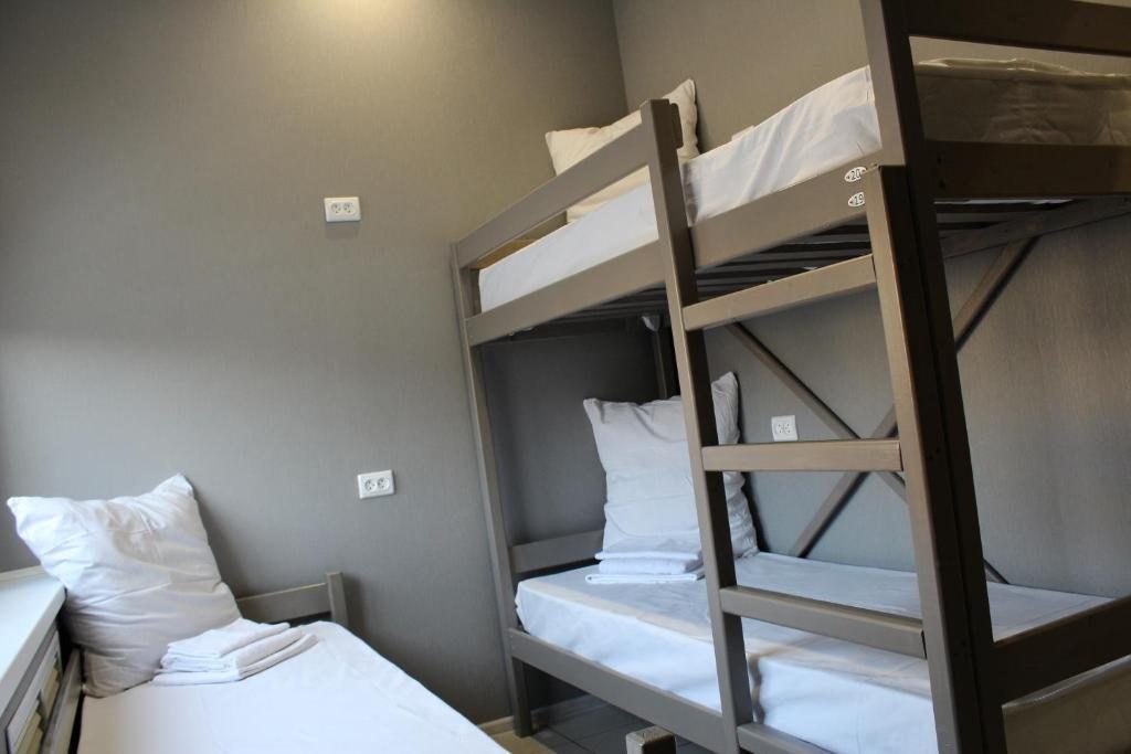 Номер (Односпальная кровать в общем номере для мужчин и женщин) хостела Hostel Zhili-Byli, Видное