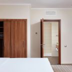 Люкс (Двухкомнатный номер с гостиной и спальней), Гостиница Hilton Garden Inn Kaluga