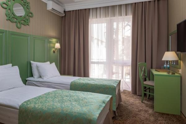 Двухместный (Первой категории с балконом  с 2 раздельными кроватями) гостиницы Marsel, Геленджик