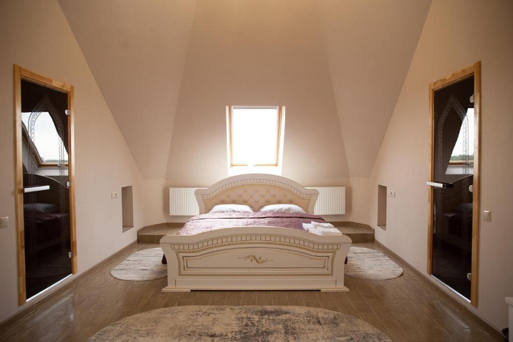 Сьюит (Улучшенный люкс с кроватью размера «king-size») отеля ПИРАМИДА, Щербинка