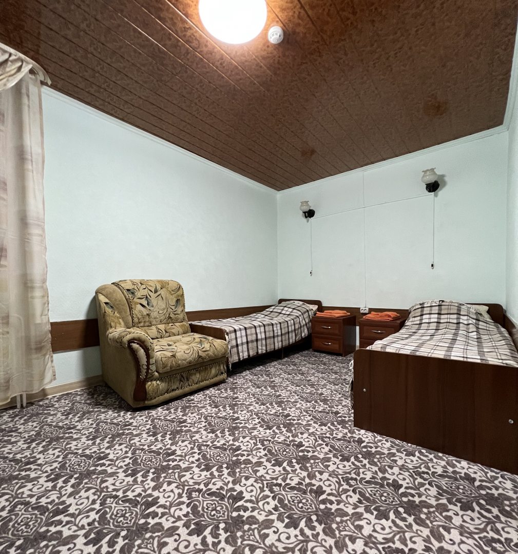 Двухместный (Стандарт №30,31,32  с общей ванной) отеля Снежинка, Домбай