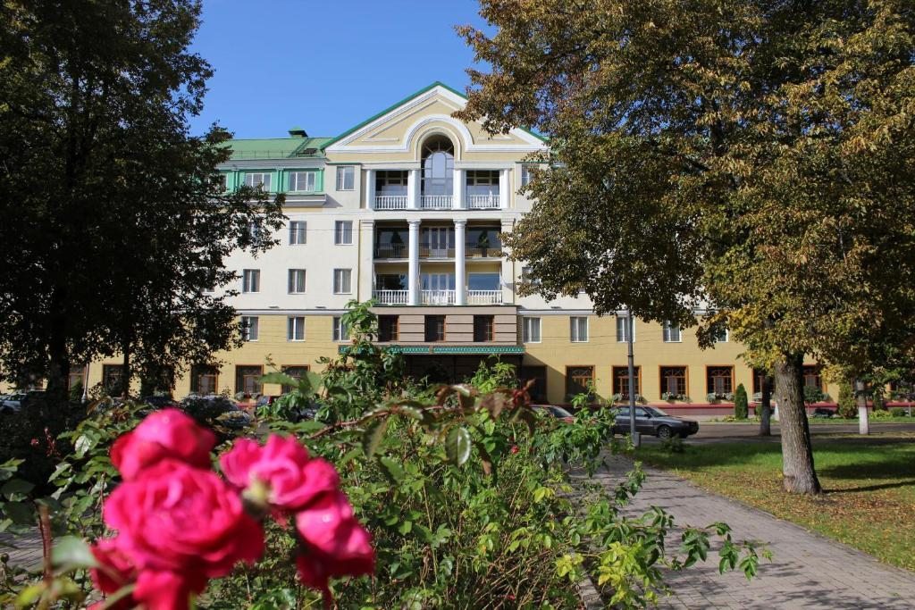 Территория гостиницы Волхов 4*, Великий Новгород. Гостиница Волхов